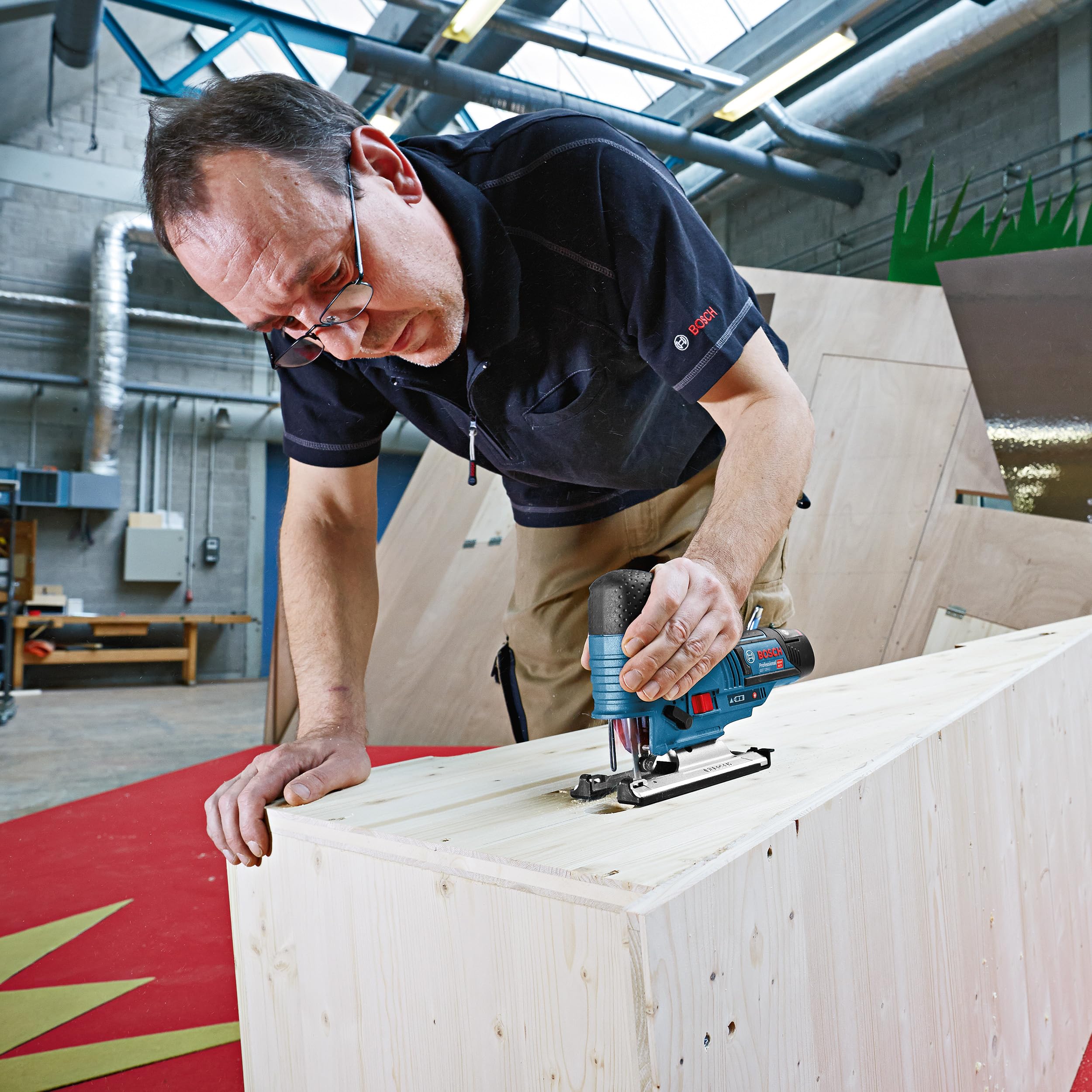 Bosch Professional 12V System Akku Stichsäge GST 12V-70 (Schnitttiefe in Holz: 70mm, inkl. 2x Sägeblatt, Gleitschuh, Spanreißschutz, ohne Akku/ Ladegerät)