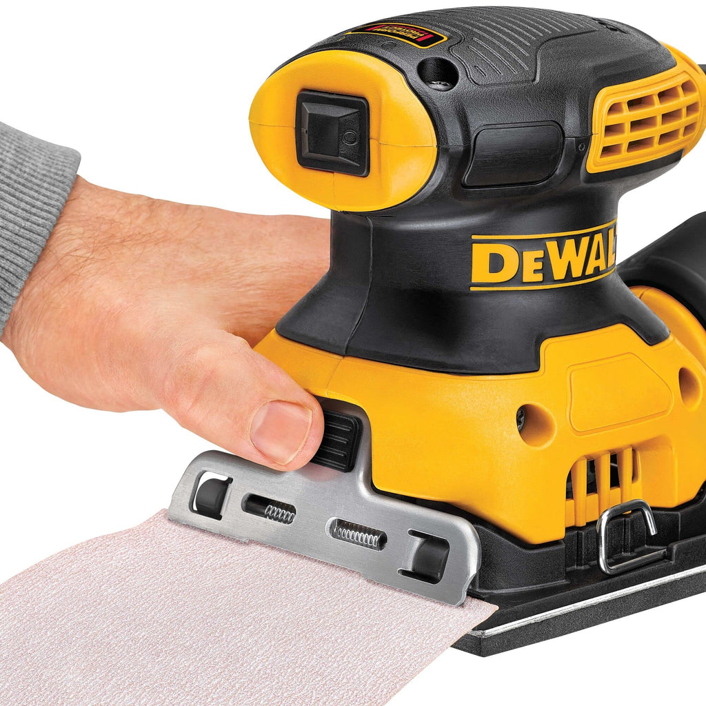 DEWALT Vibratiosnschleifer/Schwingschleifer (230 Watt, Schwingkreis-ø 1.6 mm, Schleifplatte 108 x 115 mm, Klettfix, AirLock kompatibel, inkl. Staubfangsack & Absaugadapter) DWE6411-QS