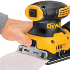 DEWALT Vibratiosnschleifer/Schwingschleifer (230 Watt, Schwingkreis-ø 1.6 mm, Schleifplatte 108 x 115 mm, Klettfix, AirLock kompatibel, inkl. Staubfangsack & Absaugadapter) DWE6411-QS