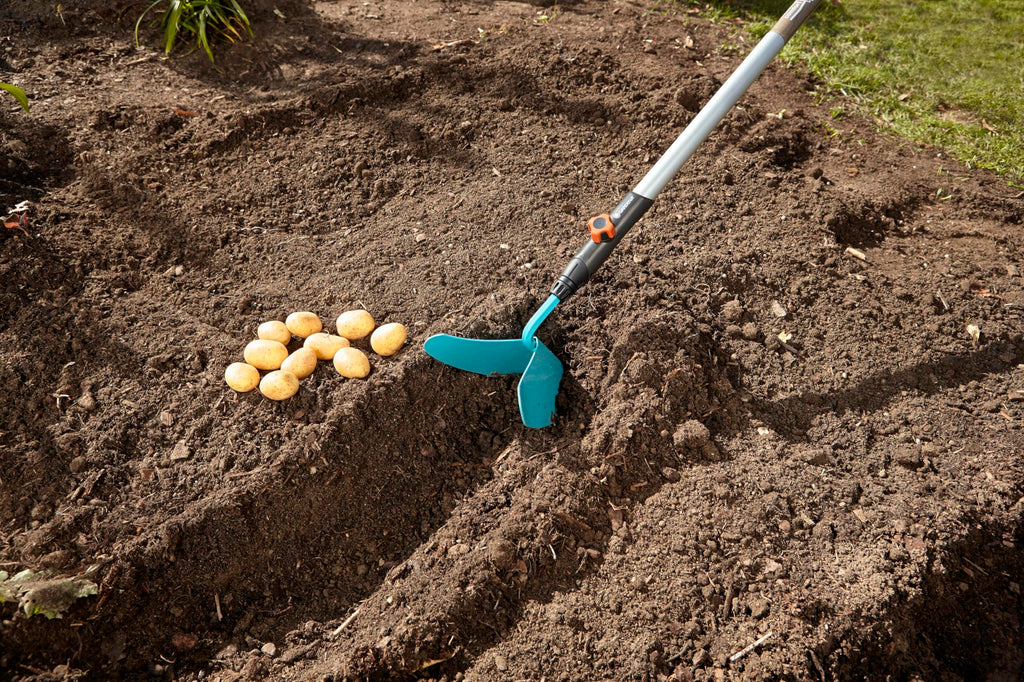 Gardena combisystem-Häufelpflug GARDINO: Robuste Schar mit Arbeitsbreite 16 cm, ideales Gartenzubehör zum Anhäufeln von Kartoffeln und Gemüse, passend zu allen cs-Stielen (3118-20)