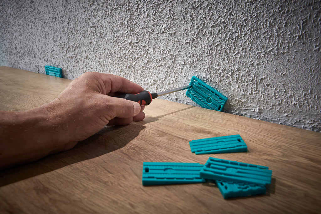 wolfcraft Projekt-Set „Vinyl & Laminat verlegen“ - 8638000 - Profi-Schneider für Vinyl und Laminat und 30 hochwertige Universal-Keile - Staubfreies Schneiden, Einfacher Zuschnitt