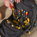 STANLEY FatMax Arbeitsrucksack (Werkzeugrucksack für die Baustelle & Werkstatt, praktische & übersichtliche Innenaufteilung, wasserdichter Kunststoffboden, gepolsterter Rücken) FMST1-80144
