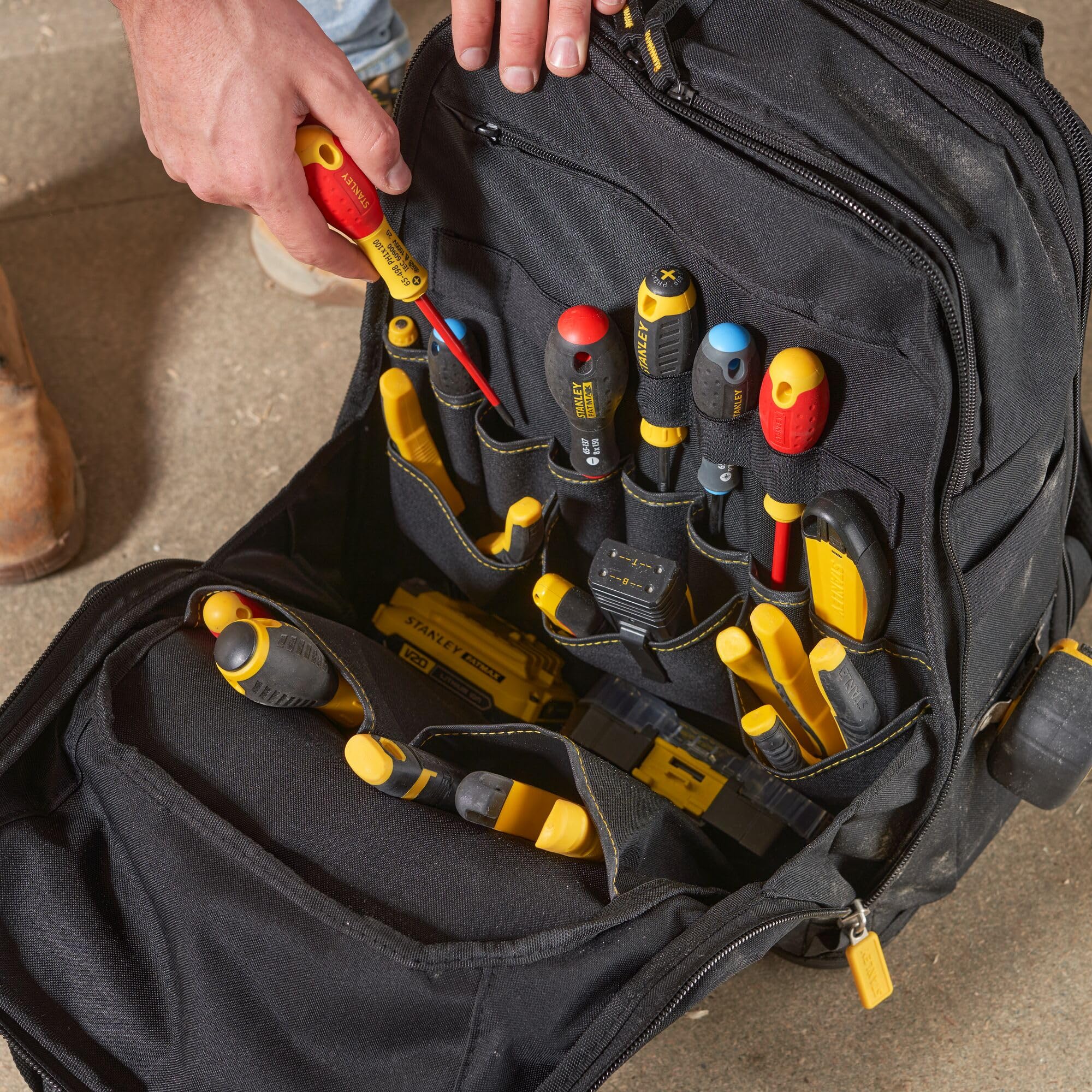 STANLEY FatMax Arbeitsrucksack (Werkzeugrucksack für die Baustelle & Werkstatt, praktische & übersichtliche Innenaufteilung, wasserdichter Kunststoffboden, gepolsterter Rücken) FMST1-80144