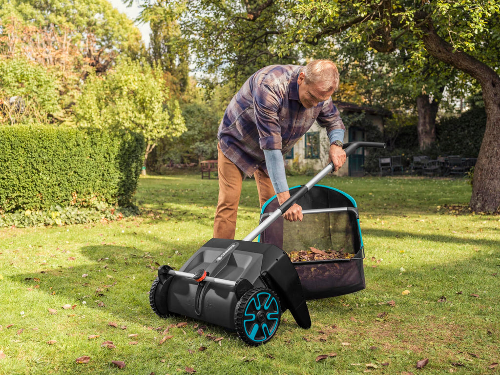 Gardena Laub- und Rasensammler: Kehrmaschine für den Garten, mit entnehmbarem Fangsack, rotierendes Bürstensystem, ergonomischer Griff, geräuscharm (3565-88)