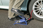 cartrend Einzylinder Fußluftpumpe, für Auto- und Fahrradreifen sowie andere Objekte, inkl. Standard- und Spezialadapter, Manometer bis 7 bar, 0,4 l Volumen je Hub, Schlauchlänge ca. 50 cm