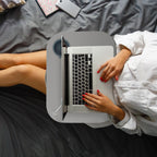Relaxdays Laptopkissen, LED-Licht, tragbar, flacher Lapdesk, mit Getränkehalter, weiches kleines Schosstablett, grau