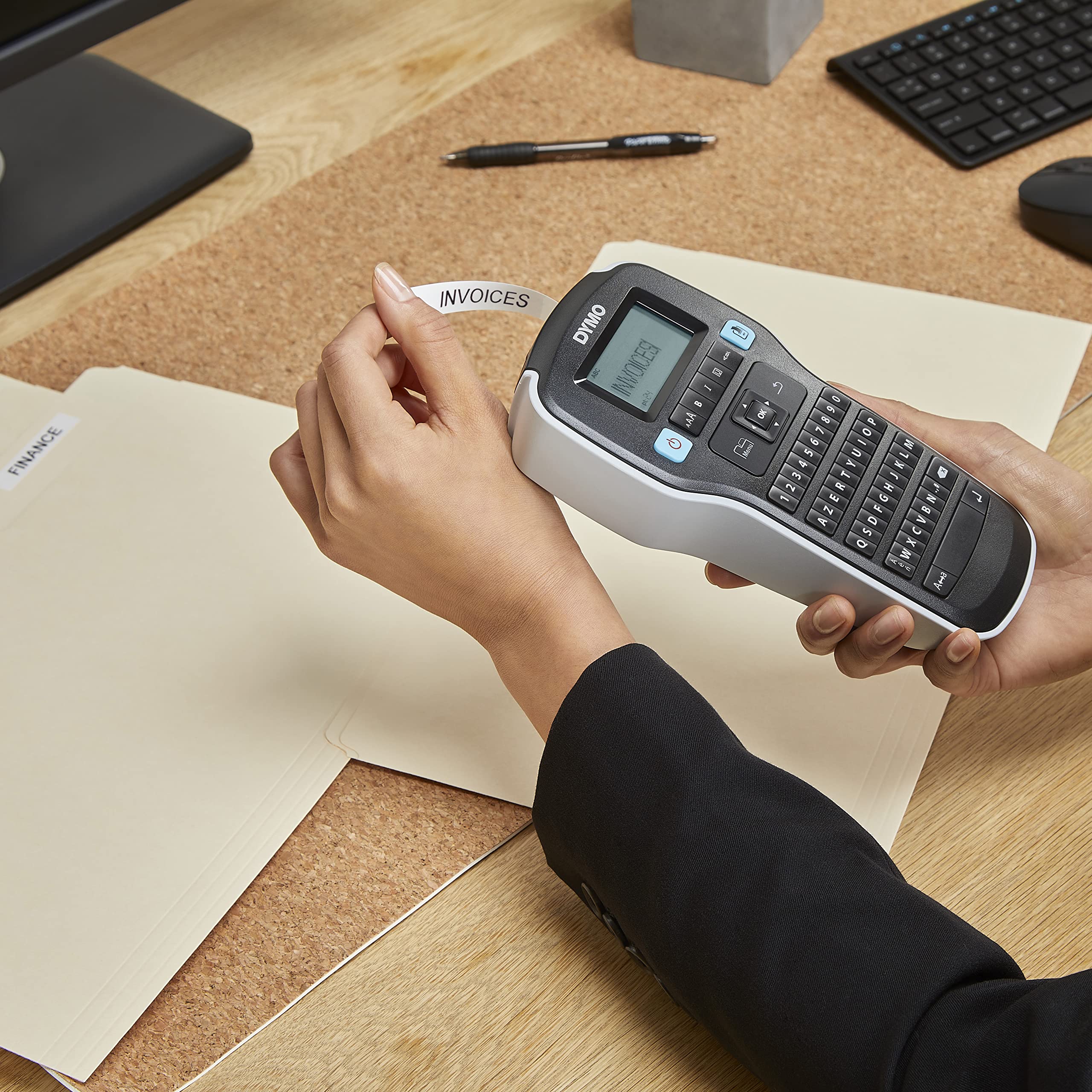DYMO LabelManager 160 Tragbares Beschriftungsgerät Starter-Set | Etikettiergerät mit QWERTZ Tastatur & Einfache Textbearbeitung | mit 3 Rollen | für D1 Etiketten in 6, 9 und 12mm Breite
