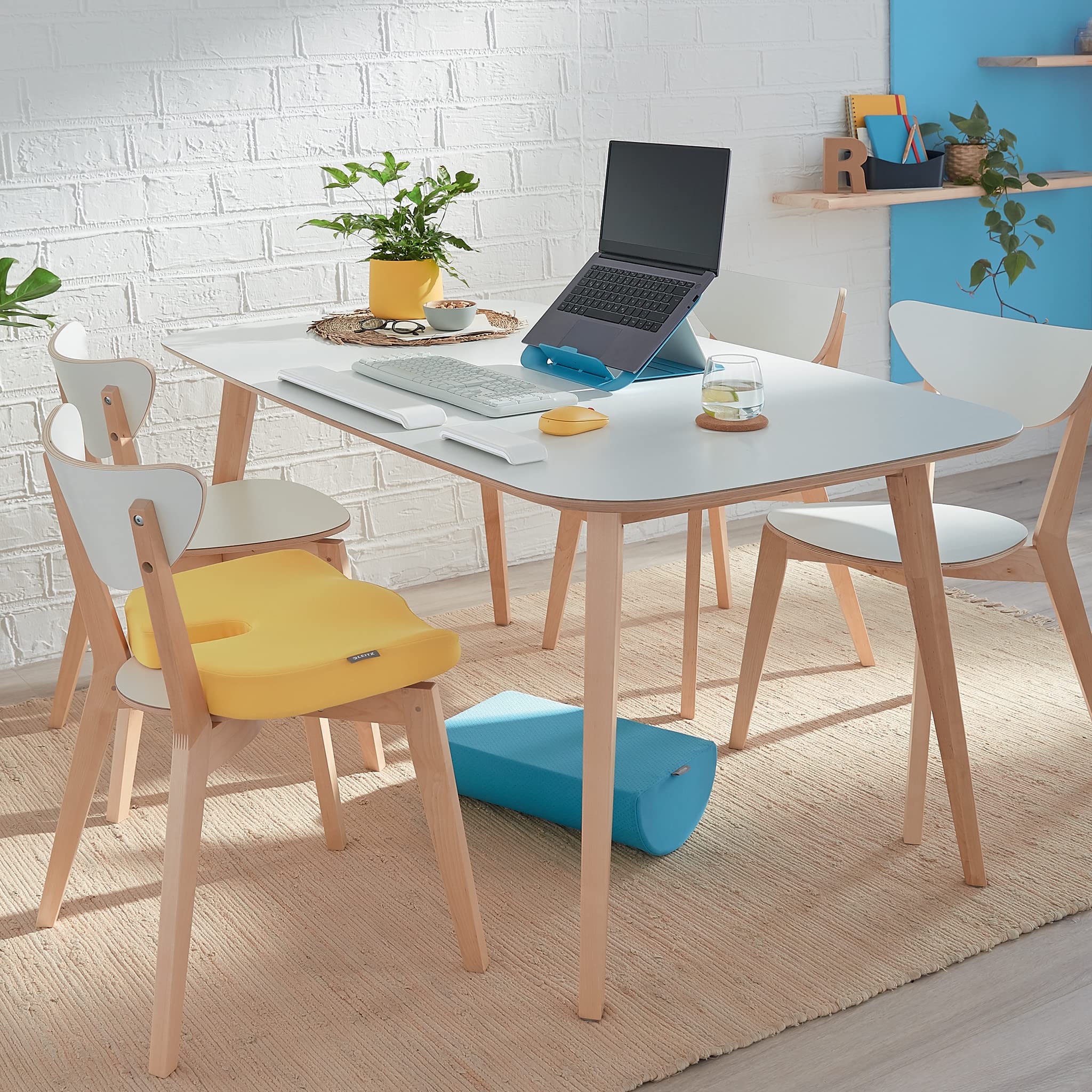 Leitz Schreibtisch-Fußstütze, verstellbare Bein- & Kniestütze, ideal im Home Office, lindert Schulter- & Rückenschmerzen, Schaumstoff mit Stoffbezug, IGR-zertifiziert, Ergo Cosy Serie, Grau, 53710089