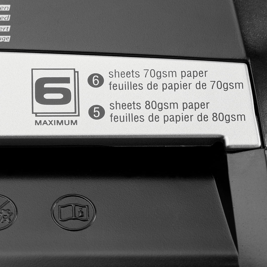 Amazon Basics Aktenvernichter, 5-6 Blätter Querschnitt, für Papier und Plastikkarten, Schwarz