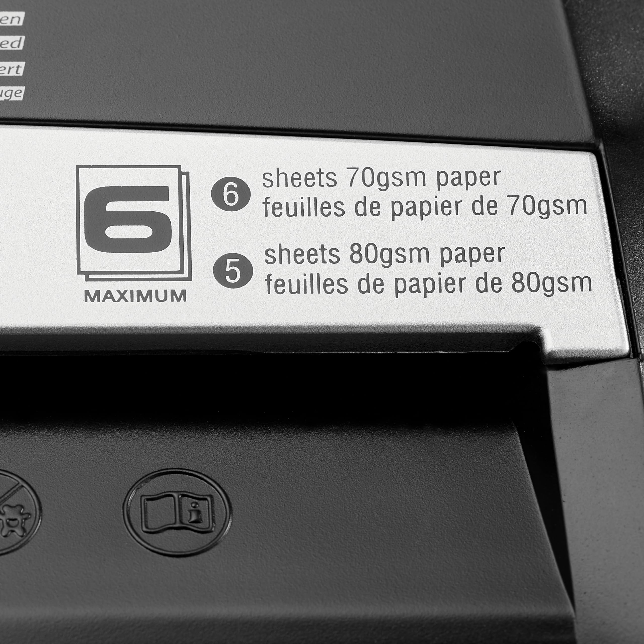 Amazon Basics Aktenvernichter, 5-6 Blätter Querschnitt, für Papier und Plastikkarten, Schwarz