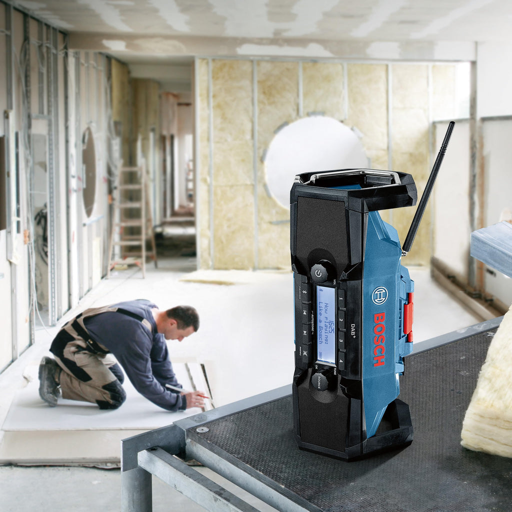 Bosch Professional 18V System Akku Baustellenradio GPB 18V-2 SC (Empfang über DAB+, Bluetooth, FM und AUX, inkl. 1x Netzteil, 1x AUX-Kabel, 1x 3V CR2032 Lithium-Knopfzellen-Batterie)