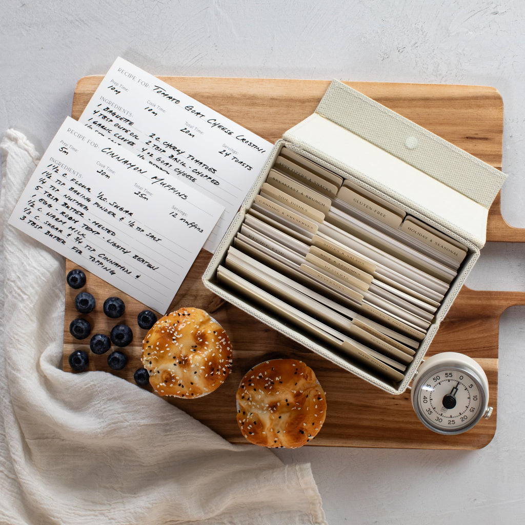 ZICOTO Schöne Rezeptbox aus Leinen – passend für 10,2 x 15,2 cm Rezeptkarten, um bis zu 250 Rezepte leicht zu organisieren – ein stabiler Kartenhalter und tolles Geschenk, das perfekt in jede Küche