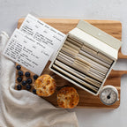 ZICOTO Schöne Rezeptbox aus Leinen – passend für 10,2 x 15,2 cm Rezeptkarten, um bis zu 250 Rezepte leicht zu organisieren – ein stabiler Kartenhalter und tolles Geschenk, das perfekt in jede Küche
