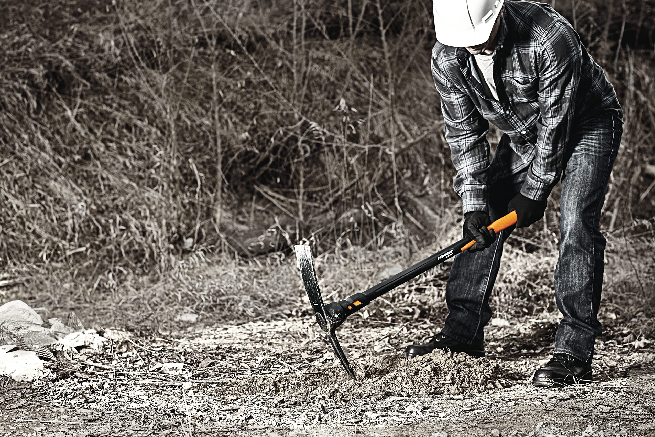 Fiskars Kreuzhacke IsoCore L für grobe Arbeiten auf harten, steinigen Böden, Länge: 91 cm, Gewicht: 3,4 kg, Schwarz/Orange, 1020166
