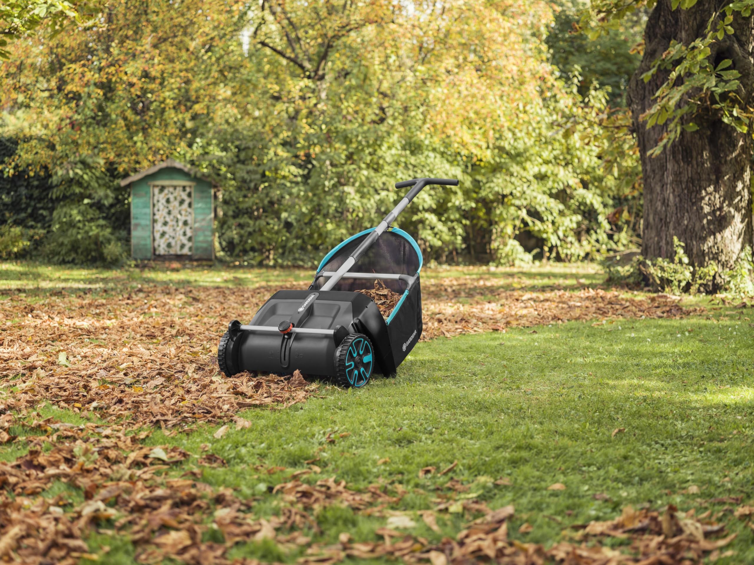 Gardena Laub- und Rasensammler: Kehrmaschine für den Garten, mit entnehmbarem Fangsack, rotierendes Bürstensystem, ergonomischer Griff, geräuscharm (3565-88)