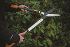 Fiskars SmartFit Teleskop-Heckenschere, Antihaftbeschichtet, Hochwertige Stahl-Klingen, Länge: 68 bis 93 cm, Schwarz/Orange, HS86, 1013565