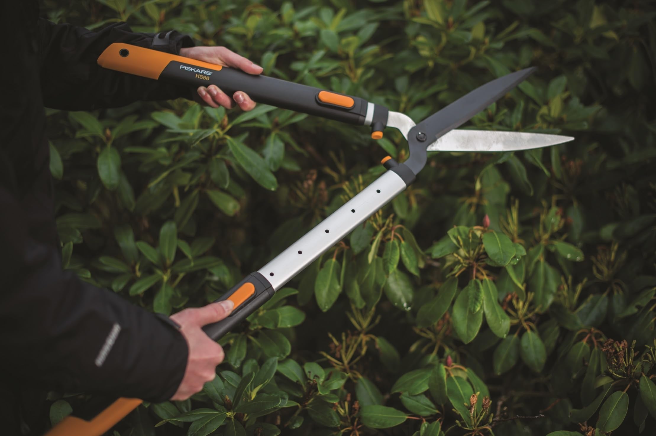 Fiskars SmartFit Teleskop-Heckenschere, Antihaftbeschichtet, Hochwertige Stahl-Klingen, Länge: 68 bis 93 cm, Schwarz/Orange, HS86, 1013565