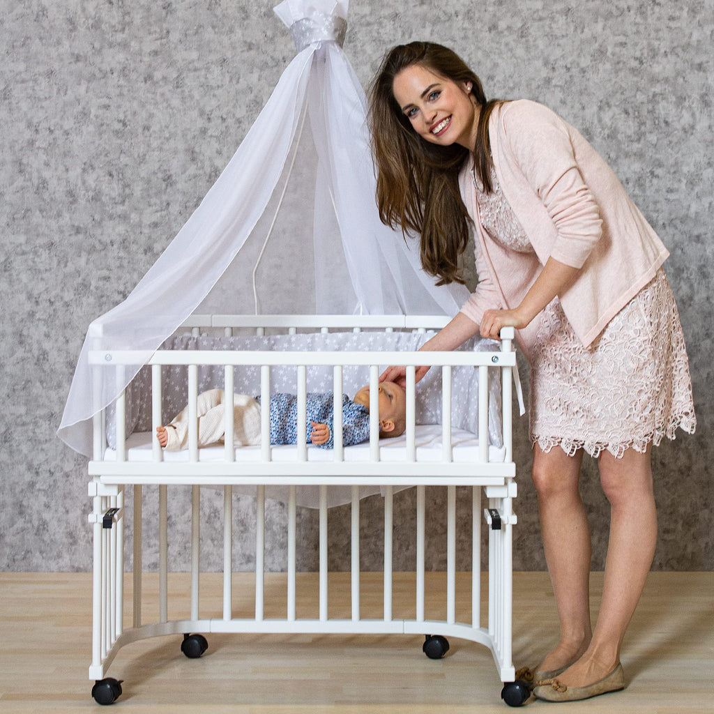 babybay Original Beistellbett aus massivem Buchenholz/kompakt & verwandelbar/Kinderbett Höhe stufenlos verstellbar/mitwachsendes Babybett (weiß lackiert) / inkl. Matratze, Gitter, Rollen