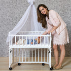 babybay Original Beistellbett aus massivem Buchenholz/kompakt & verwandelbar/Kinderbett Höhe stufenlos verstellbar/mitwachsendes Babybett (weiß lackiert) / inkl. Matratze, Gitter, Rollen