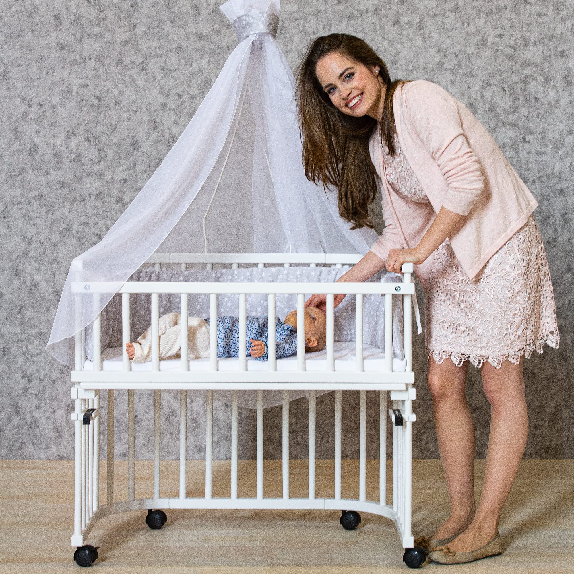 babybay Original Beistellbett aus massivem Buchenholz/kompakt & verwandelbar/Kinderbett Höhe stufenlos verstellbar/mitwachsendes Babybett (weiß lackiert) / inkl. Matratze, Gitter, Rollen