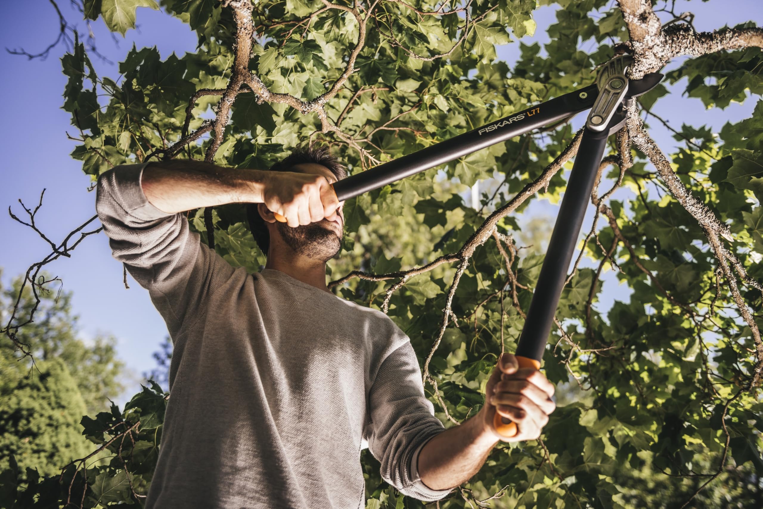 Fiskars PowerGear Amboss-Getriebeastschere für trockene Zweige und Äste, Schneide und stumpfes Gegenstück, Antihaftbeschichtet, Gehärteter Präzisionsstahl, Länge: 69 cm, Schwarz/Orange, L77, 1000583