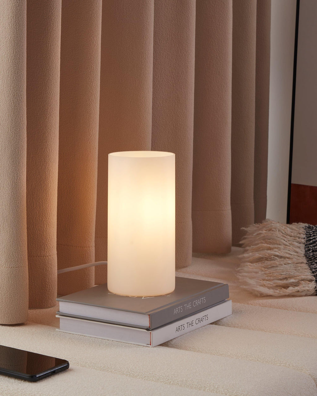 EGLO Tischlampe Geo, Tischleuchte minimalistisch, Nachttischlampe aus Opal-mattem Glas, Wohnzimmerlampe in Weiß, Lampe mit Schalter, E14 Fassung