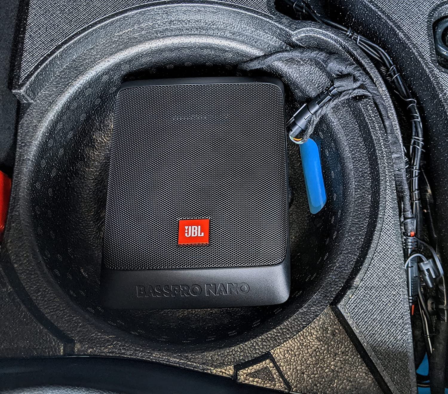 JBL BassPro Nano Ultra-Kompaktes aktives Untersitz Subwoofer Set 15 x 20 cm - 200 Watt Unter sitz Auto Subwoofer Aktiv, schwarz