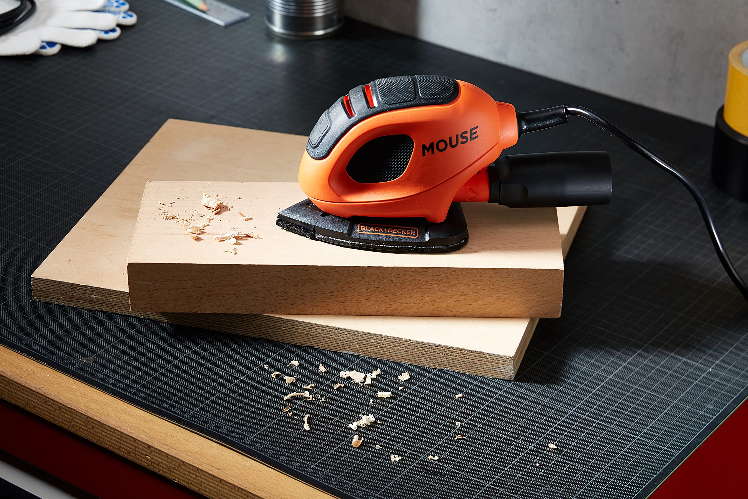 BLACK+DECKER 55W Kompakter elektrischer Deltaschleifer, mit Staubabsauganschluss und 15 Zubehörteilen, inklusive Schleifblättern, Detailschleifspitzen und einer Softtasche, BEW230BC-QS