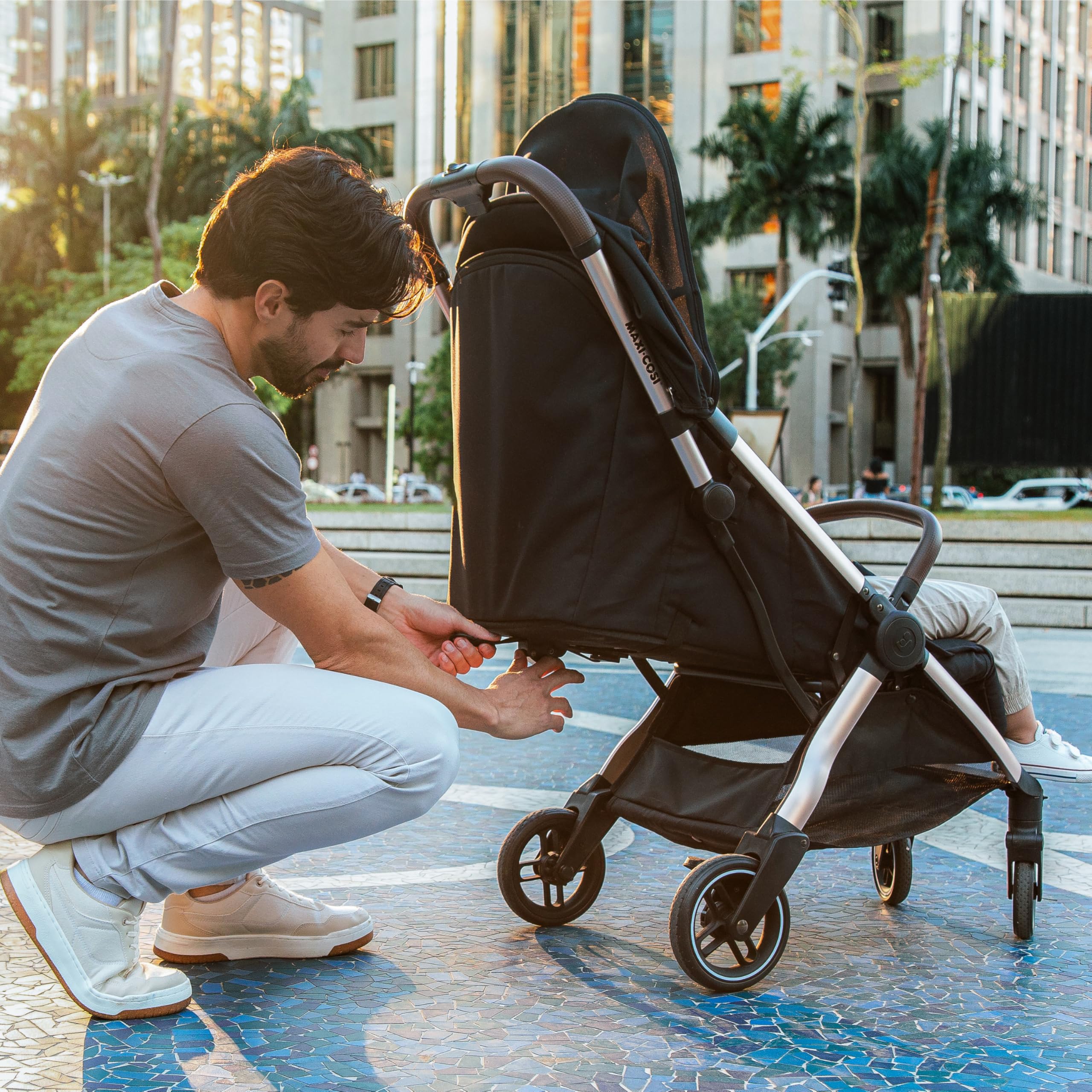 Maxi-Cosi Eva3 Kinderwagen, 0–4 Jahre, 0–22 kg, Baby Kinderwagen, Leicht und kompakt, Flache Liegeposition, 3 Liegepositionen, Automatisch mit 1 Hand klappbar, Tragegurt, Essential Black Champagne