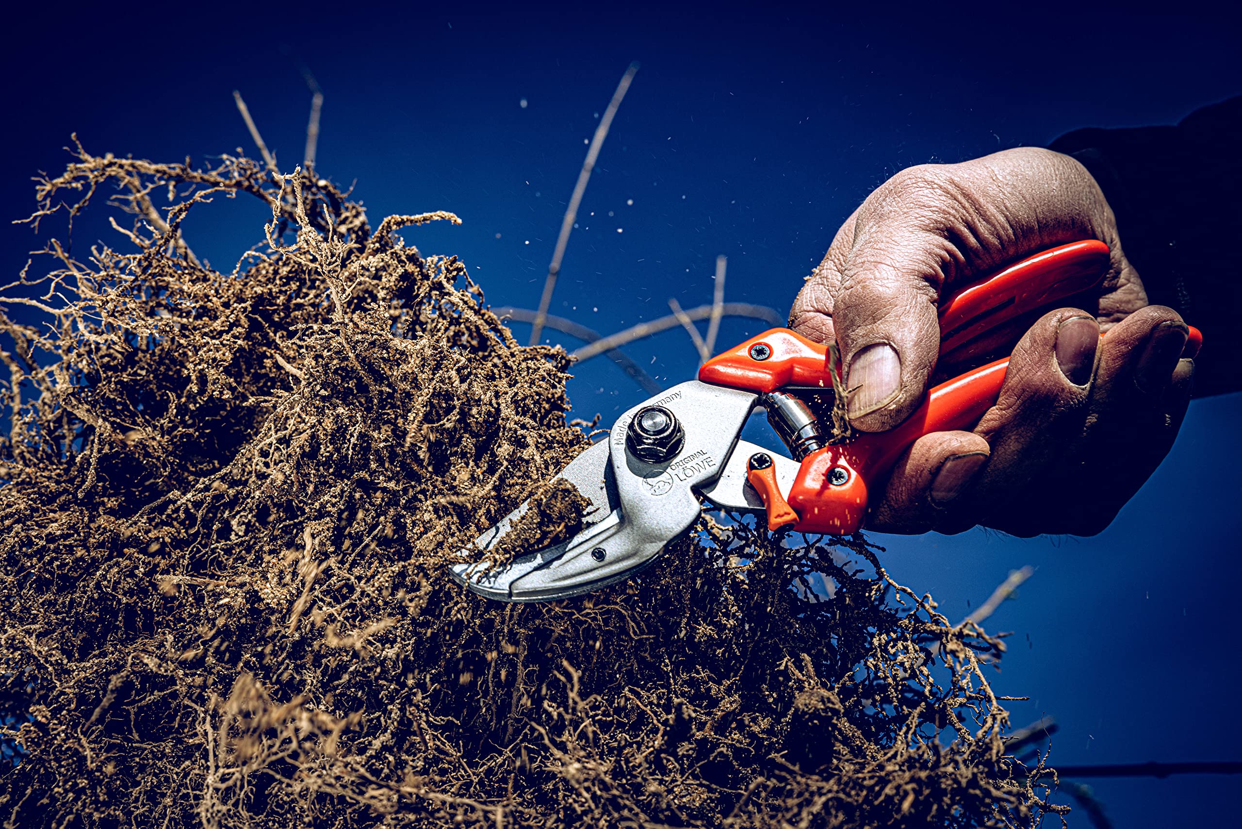 Original LÖWE 8 Profi Amboss Gartenschere 8.107 mit Bypass Geometrie - scharfe handliche Schere mit Stahl-Klinge Antihaftbeschichtung und ergonomisch geformte Griffe für Schneidarbeiten im Garten