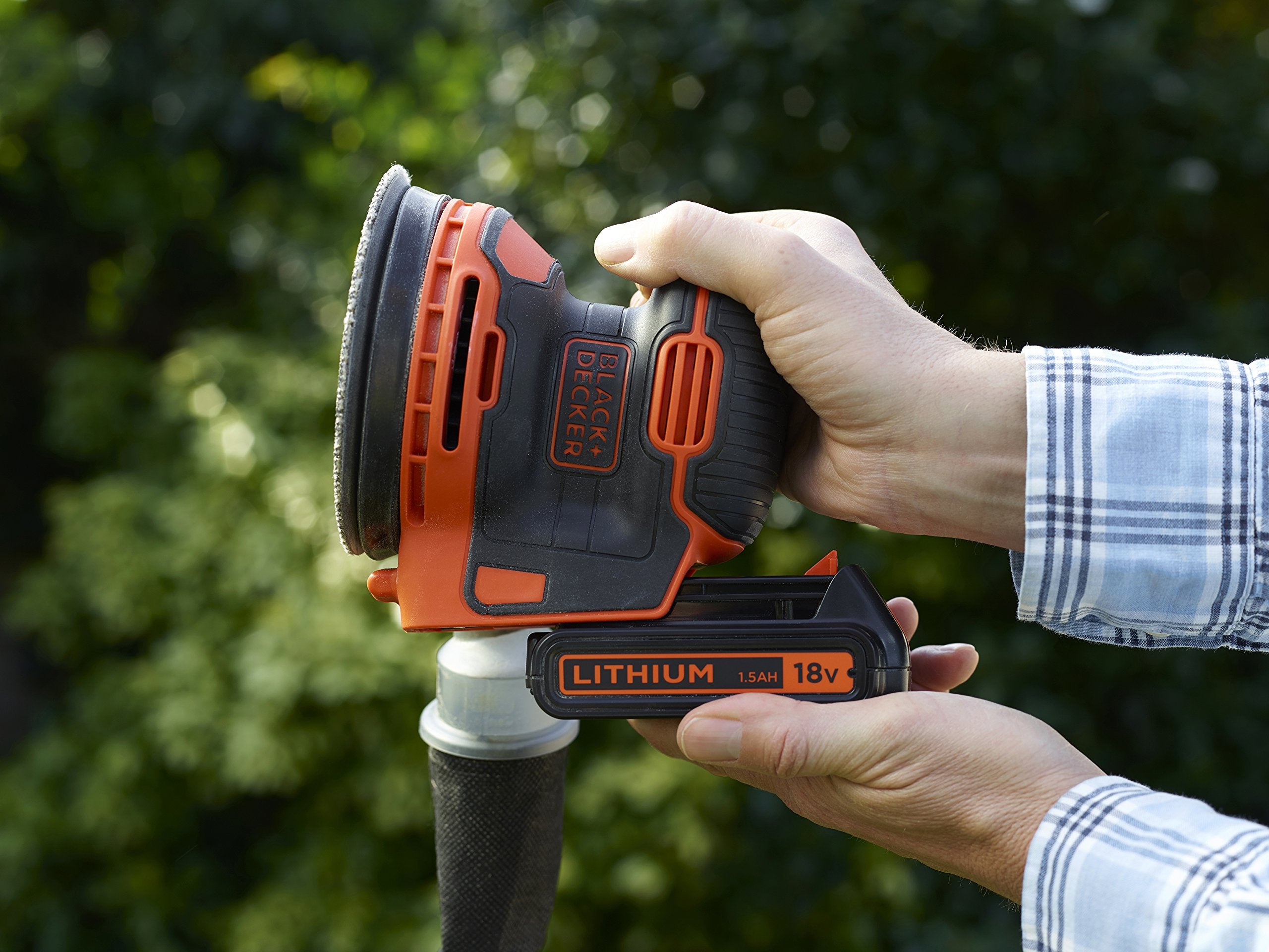 Black+Decker Akku-Exzenterschleifer / Schleifmaschine (18V, mit Staubfangbehälter, zum Schleifen/Polieren, ergonomische Multi-Positionsgriffflächen, Lieferung ohne Akku und Ladegerät), Schwarz, Orange