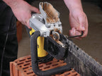 Dewalt Alligator 430 mm-Spezialsäge DWE398 (1.700 Watt, zum Sägen von Hochlochziegeln bis Druckfestigkeitsklasse 20 N/mm², Schnellstopp, Schwertlänge 500 mm, Schnittlänge 430 mm)