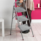 Kleeneze zusammenklappbare 3-stufige Trittleiter, leichte Klappleiter für Heimwerker, sicheres Arbeiten, rutschfeste Trittstufen, robuster Stahl, Sicherheitsclip, 105 cm, rosa/grau, Tragkraft 150 kg