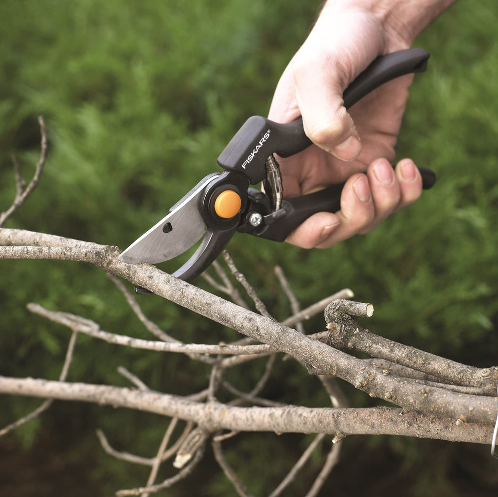 Fiskars Bypass-Gartenschere für frische Äste und Zweige, Antihaftbeschichtet, Hochwertige Stahl-Klingen, Länge: 22,5 cm, Schwarz/Orange, Pro, P90, 1001530