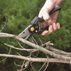 Fiskars Bypass-Gartenschere für frische Äste und Zweige, Antihaftbeschichtet, Hochwertige Stahl-Klingen, Länge: 22,5 cm, Schwarz/Orange, Pro, P90, 1001530