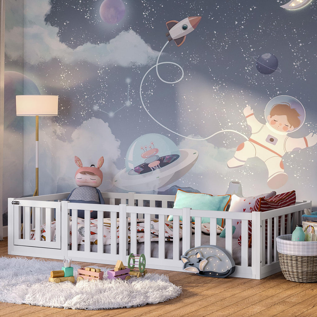 Bellabino Tapi Bett 90x200 cm, Kinderbett mit Rausfallschutz und Tür, inklusive Lattenrost, Montessori Bodenbett für Jungen und Mädchen aus Kiefer Massivholz, weiß lackiert, Bed