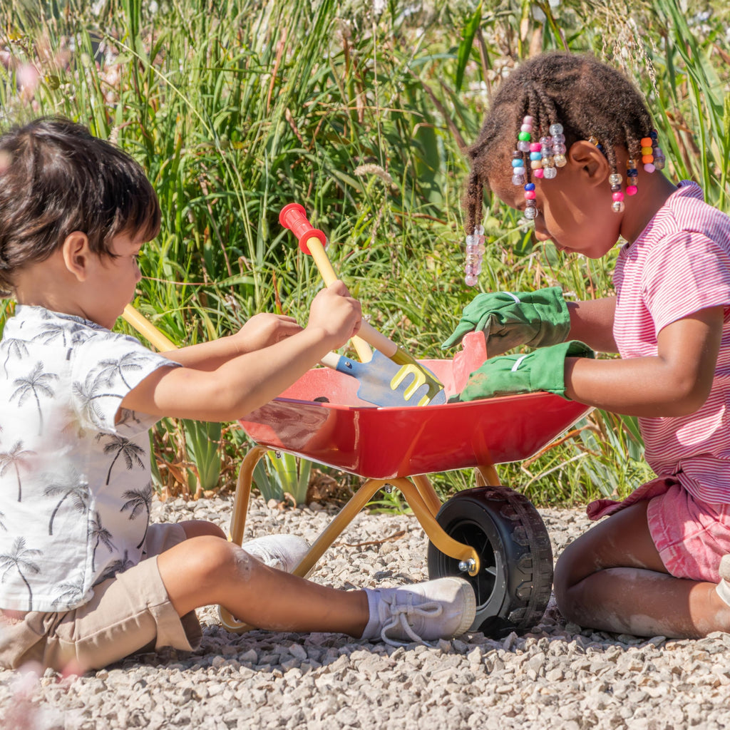 Theo Klein 7669 Kinderschubkarre mit Zubehör I Aus Metall, bis zu 10 Kilo belastbar I Inkl. robusten Spiel-Gartengeräten I Spielzeug für Kinder ab 3 Jahren