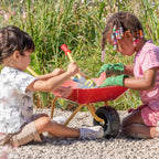 Theo Klein 7669 Kinderschubkarre mit Zubehör I Aus Metall, bis zu 10 Kilo belastbar I Inkl. robusten Spiel-Gartengeräten I Spielzeug für Kinder ab 3 Jahren