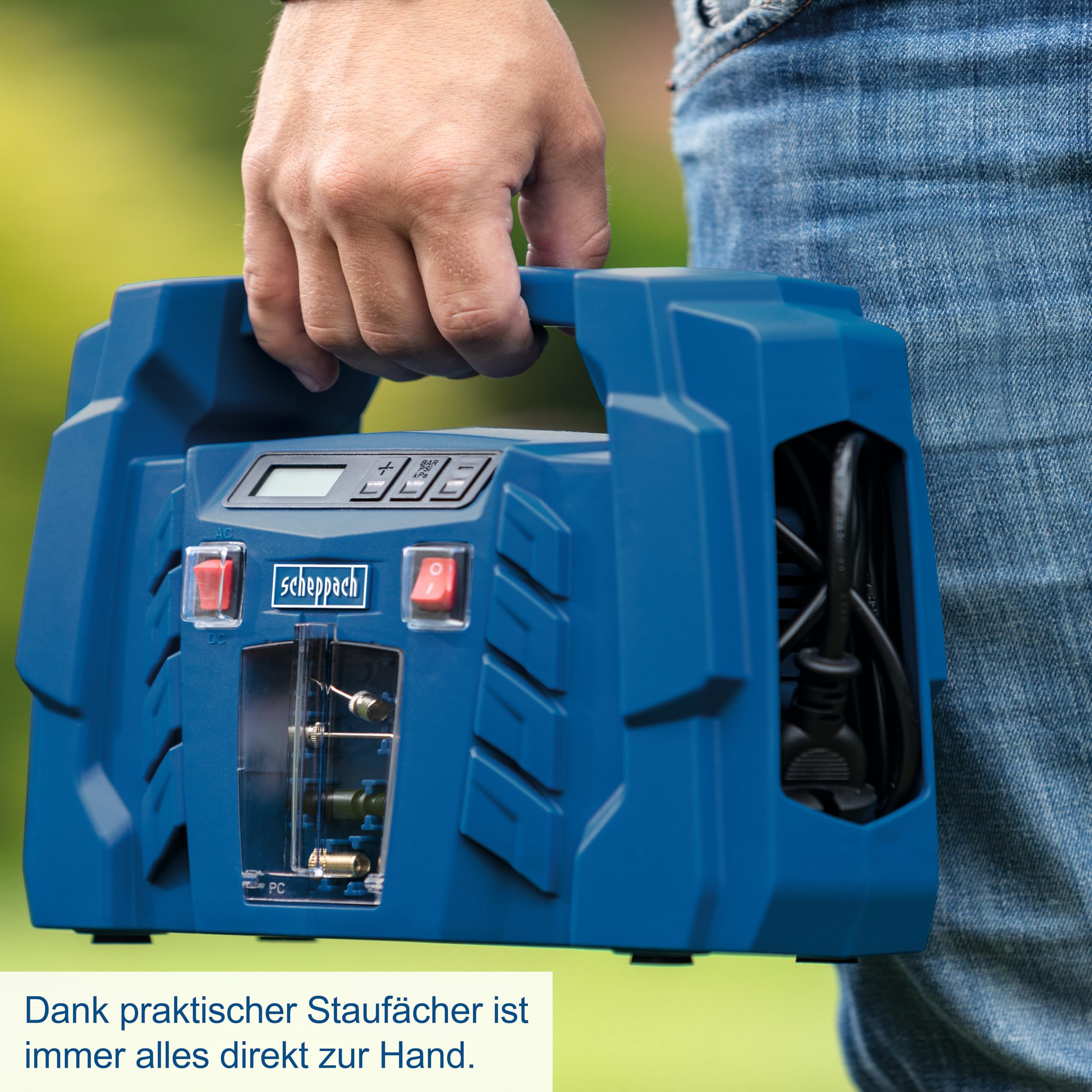 Scheppach Kompressor Airforce 5 mit digitaler Anzeige | 12V / 230V Anschluss für KFZ/Auto | tragbarer Kofferkompressor | 8bar Arbeitsdruck | 150W | Ansaugleistung 36,5 l/min | inkl. Zubehör