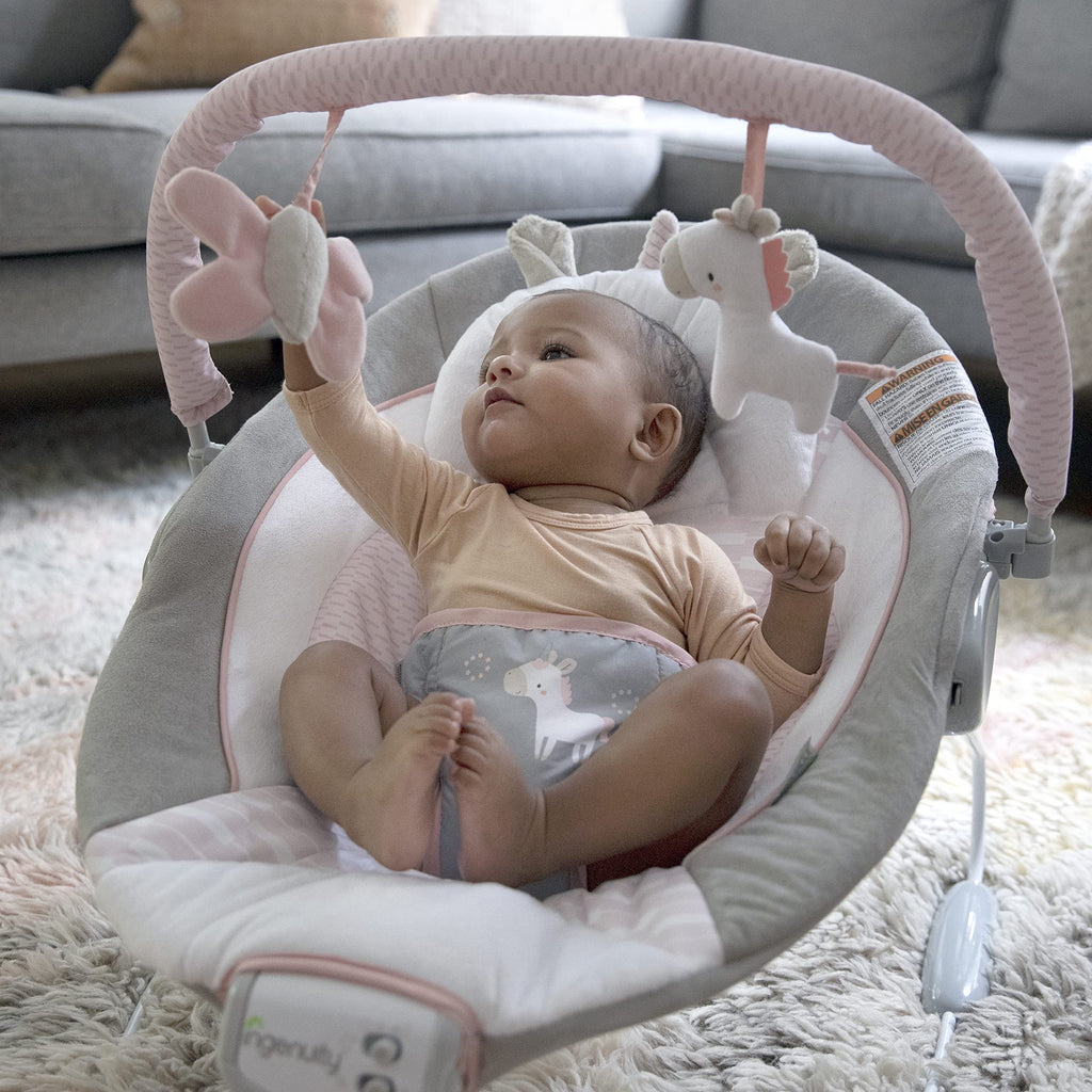 Ingenuity, Babywippe Babyschaukel mit Vibration und 8 Melodien, abnehmbare spielbogen, gepolsterter Kopfstütze, Sicherheitsgurt, Babysitz ,Lautstärkeregler, grau / rosa, ab der Geburt bis 9kg