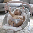 Ingenuity, Babywippe Babyschaukel mit Vibration und 8 Melodien, abnehmbare spielbogen, gepolsterter Kopfstütze, Sicherheitsgurt, Babysitz ,Lautstärkeregler, grau / rosa, ab der Geburt bis 9kg