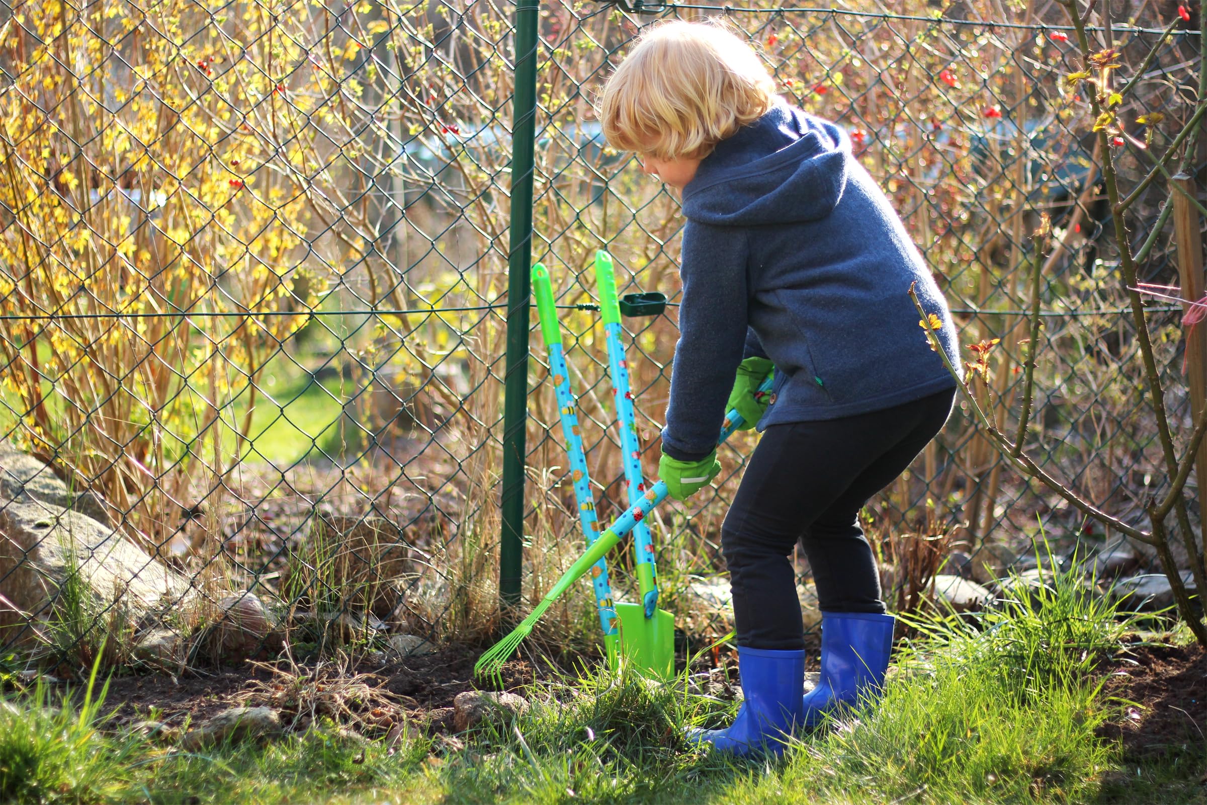 small foot Großes Gartenset aus Holz und Metall, mit Schubkarre, Spaten, Harke uvm., ab 3 Jahren, 12014