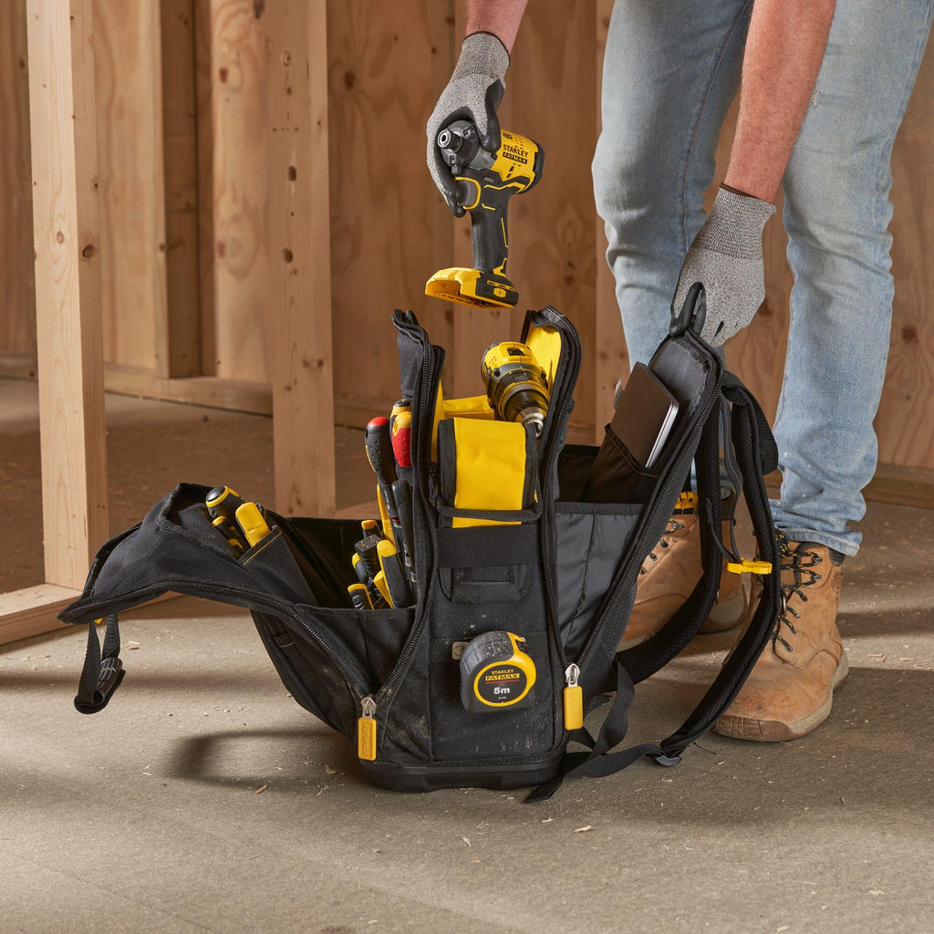 STANLEY FatMax Arbeitsrucksack (Werkzeugrucksack für die Baustelle & Werkstatt, praktische & übersichtliche Innenaufteilung, wasserdichter Kunststoffboden, gepolsterter Rücken) FMST1-80144