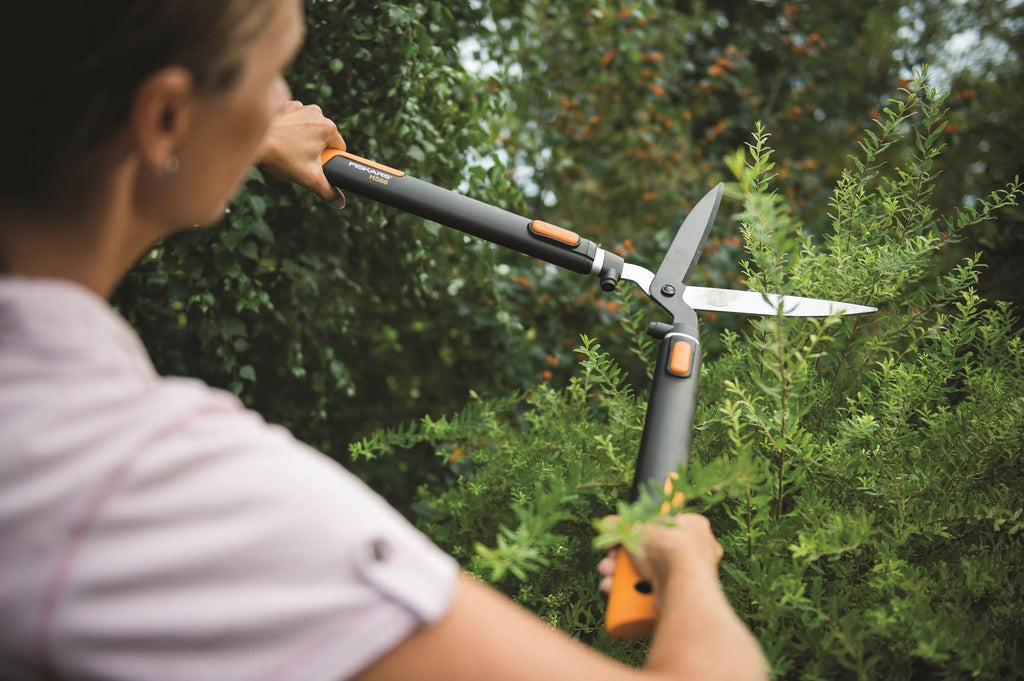 Fiskars SmartFit Teleskop-Heckenschere, Antihaftbeschichtet, Hochwertige Stahl-Klingen, Länge: 68 bis 93 cm, Schwarz/Orange, HS86, 1013565