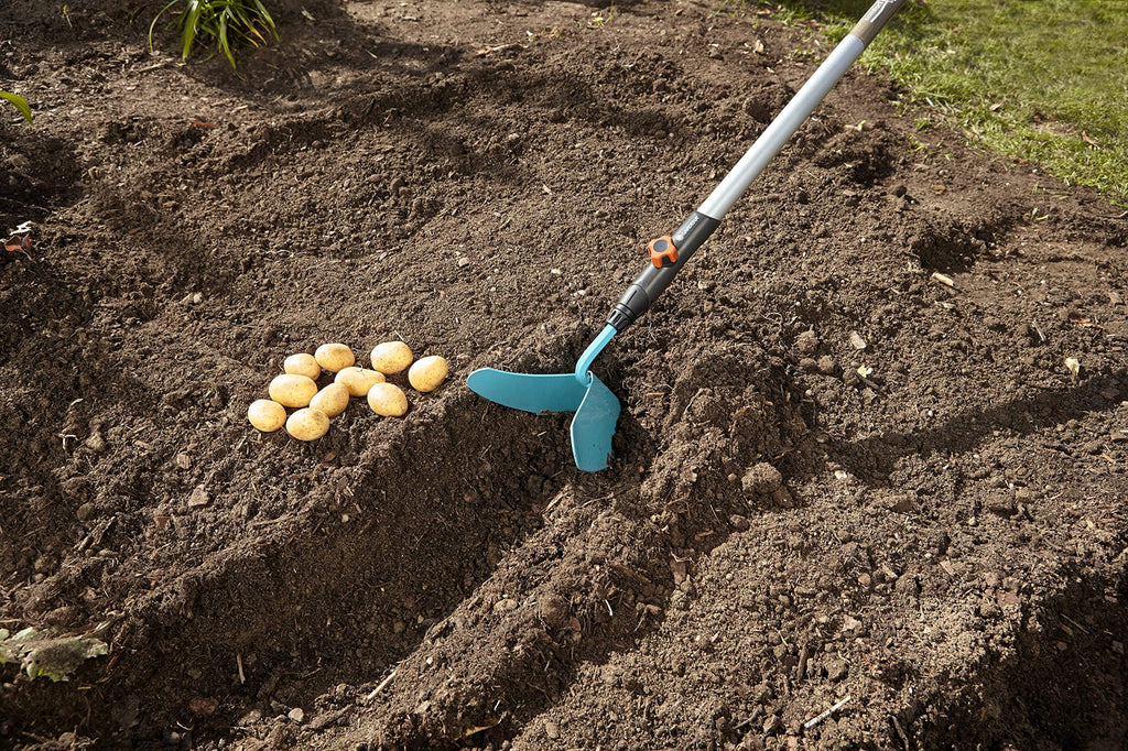 Gardena combisystem-Häufelpflug GARDINO: Robuste Schar mit Arbeitsbreite 16 cm, ideales Gartenzubehör zum Anhäufeln von Kartoffeln und Gemüse, passend zu allen cs-Stielen (3118-20)