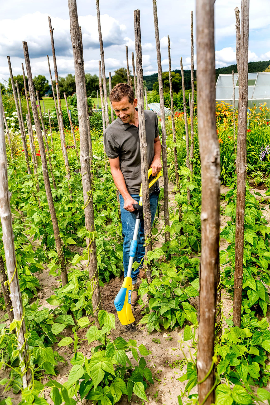 GLORIA Elektrischer Bodenkrümler Gardenboy Plus | Elektrische 4-in-1 Gartenhacke & Motorhacke | Unkrautentferner, Kultivator & Kantenpfleger | Gartenkralle mit 8 cm Arbeitstiefe | Zur Bodenlockerung