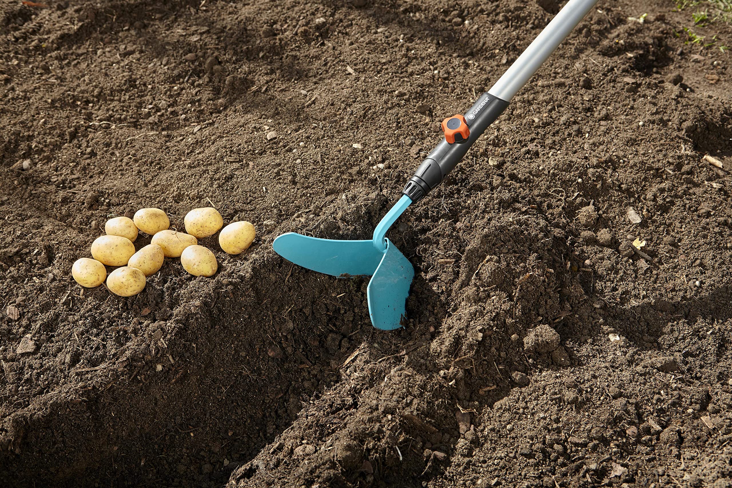 Gardena combisystem-Häufelpflug GARDINO: Robuste Schar mit Arbeitsbreite 16 cm, ideales Gartenzubehör zum Anhäufeln von Kartoffeln und Gemüse, passend zu allen cs-Stielen (3118-20)
