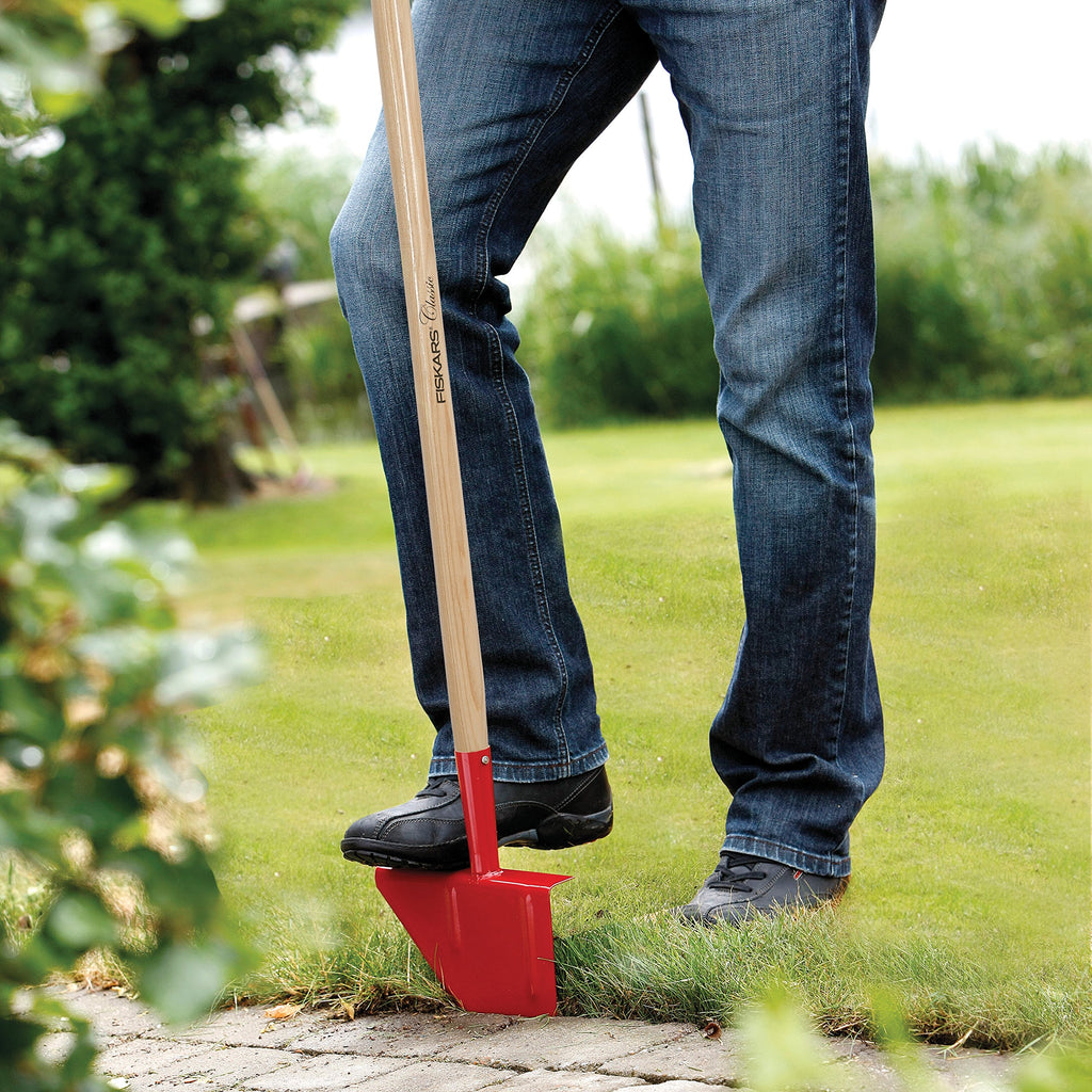 Fiskars Rasenkantenstecher, Länge: 104 cm, Breite: 23,5 cm, Borstahl-Kopf/Eschenholz-Stiel, Rot/Naturholz, Classic, 1003707