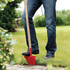 Fiskars Rasenkantenstecher, Länge: 104 cm, Breite: 23,5 cm, Borstahl-Kopf/Eschenholz-Stiel, Rot/Naturholz, Classic, 1003707