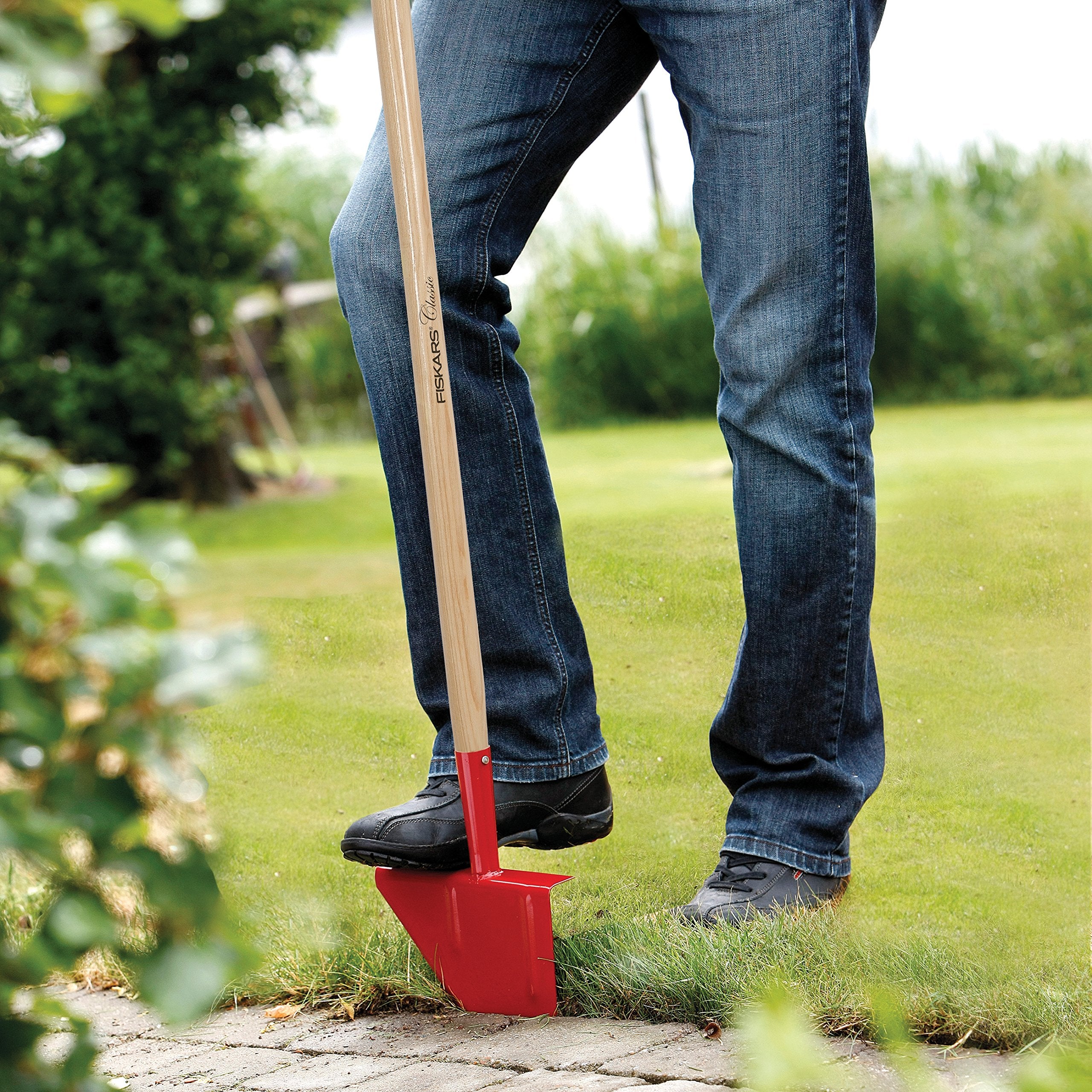 Fiskars Rasenkantenstecher, Länge: 104 cm, Breite: 23,5 cm, Borstahl-Kopf/Eschenholz-Stiel, Rot/Naturholz, Classic, 1003707